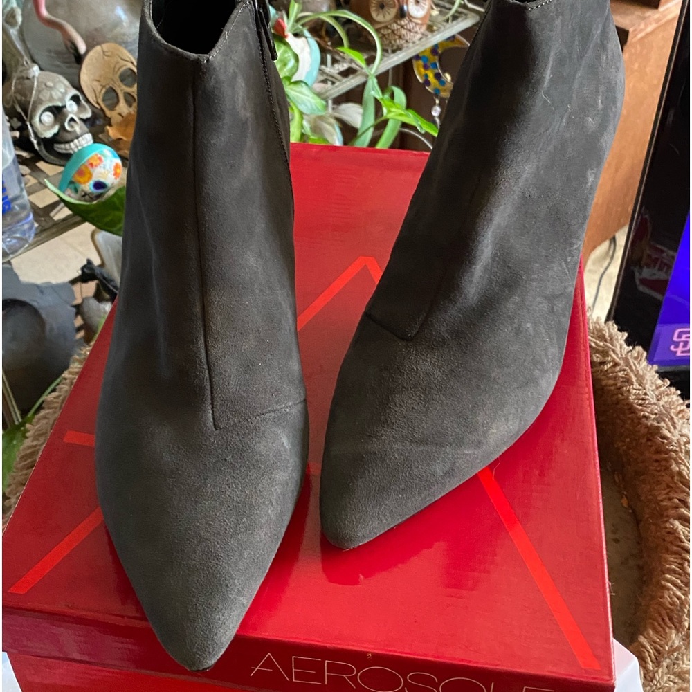 Aerosoles gorgeous charcoal grey suede pointy toe ankle booties 9.5 BRAND NEW